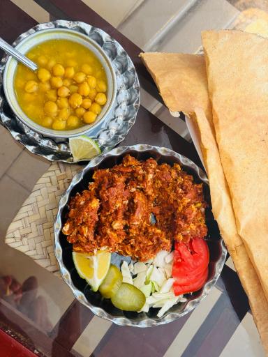 ریوگ صبحانه و شام محلی