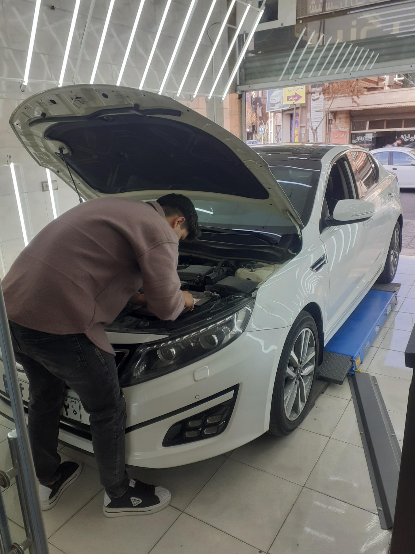 عکس کارشناسی رنگ خودرو (صمدی نژاد)