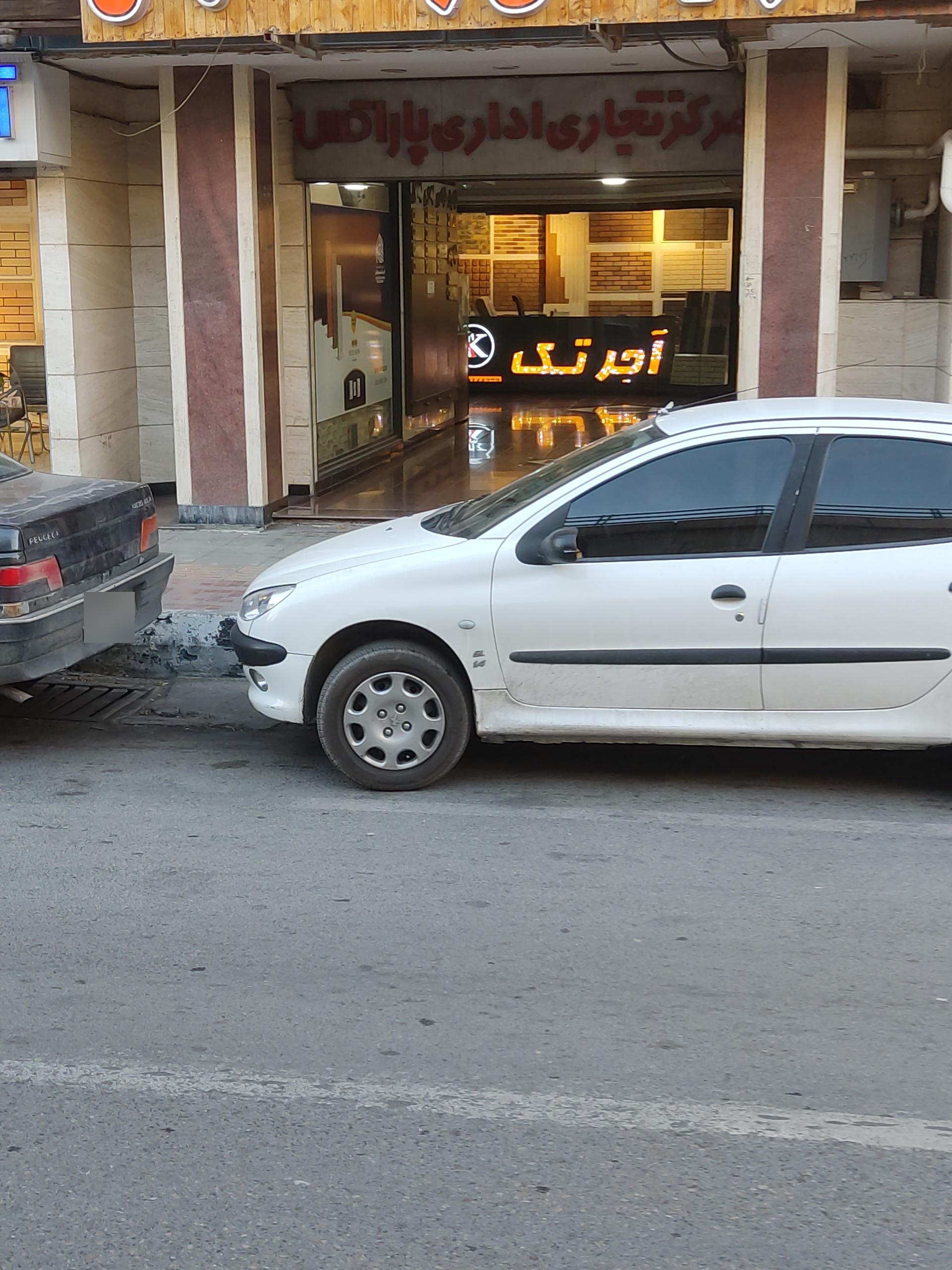 عکس مرکز تجاری اداری پاراکس 