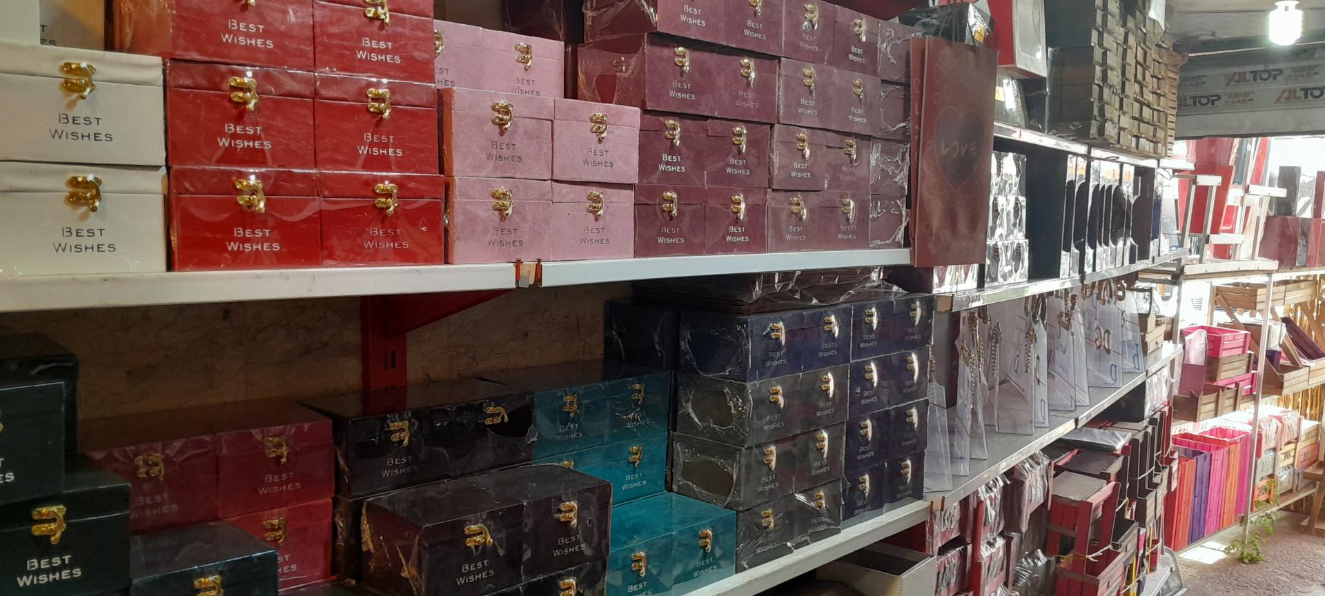 عکس ثامن عرضه کننده انواع استند و باکس گل