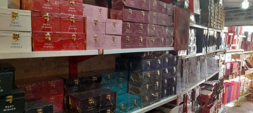 عکس ثامن عرضه کننده انواع استند و باکس گل