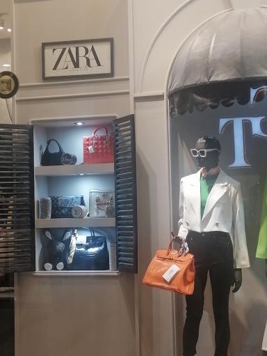 عکس فروشگاه پوشاک زارا