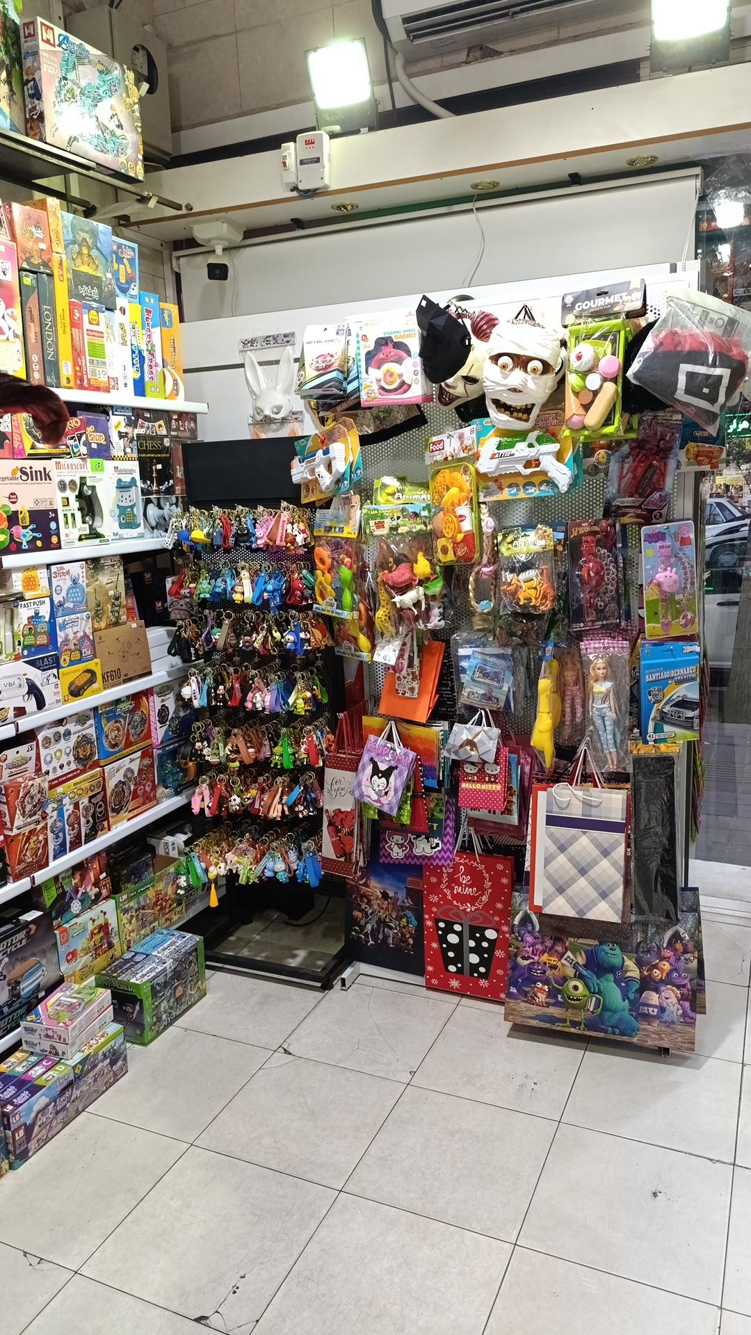 عکس فروشگاه اسباب بازی توی موی