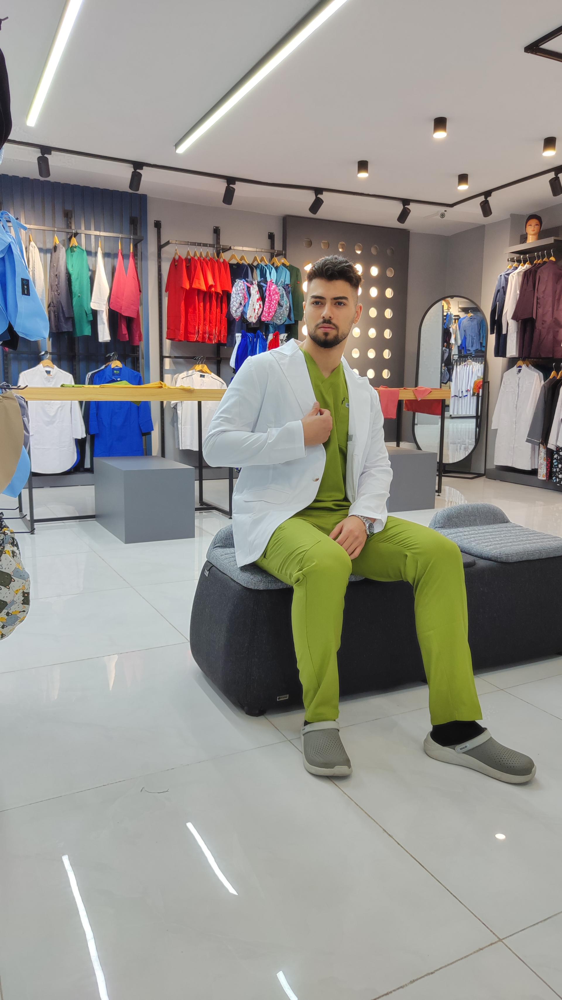 عکس روپوش پزشکی دکتر ژوان