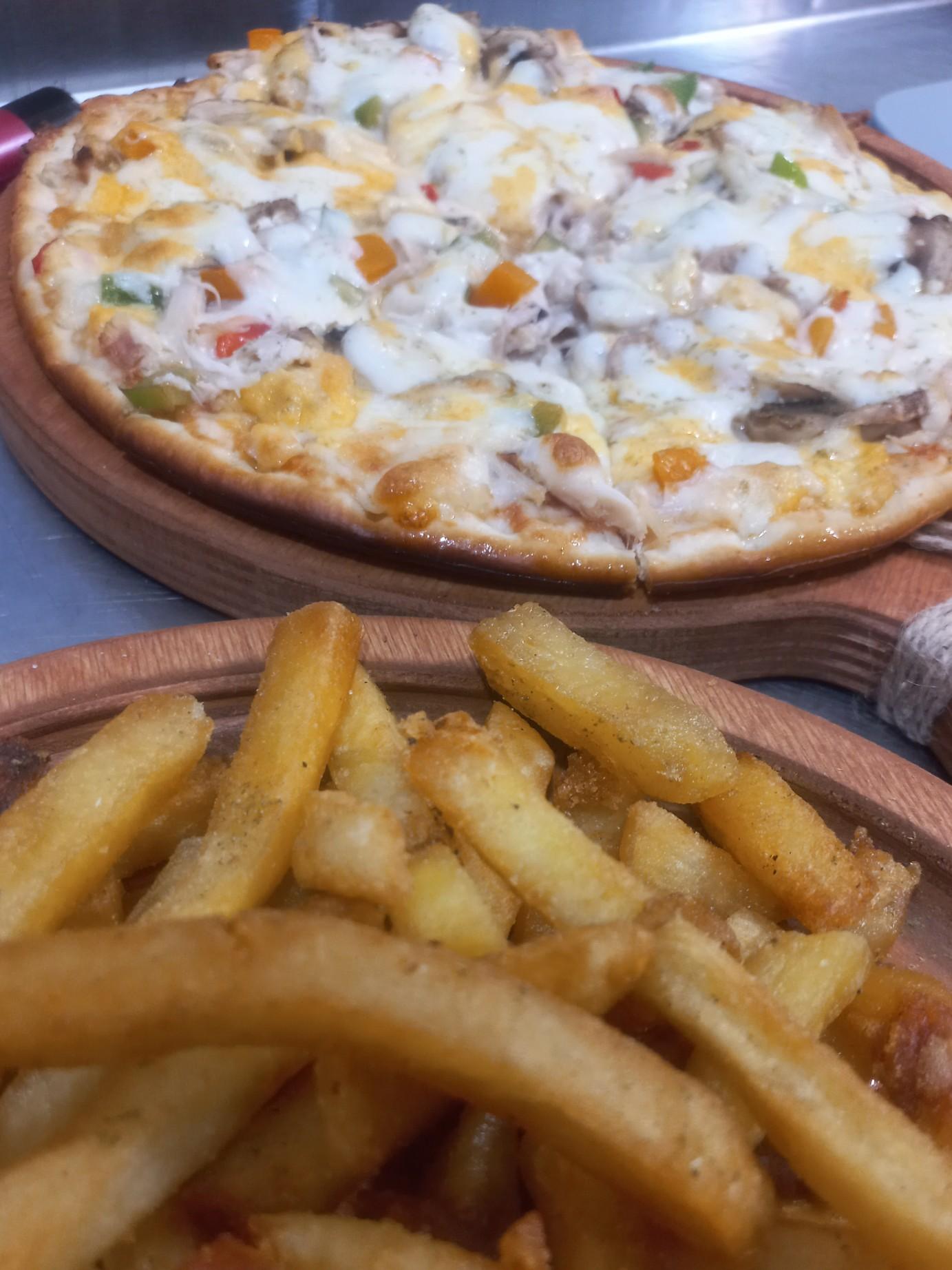 عکس پیتزا ساندویچ طلا