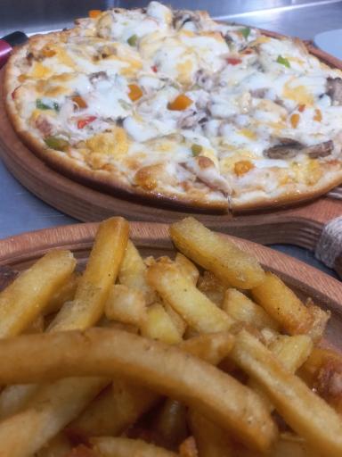 عکس پیتزا ساندویچ طلا