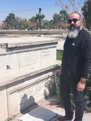 عکس مزار میرزاده عشقی