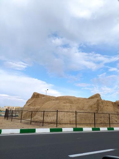 عکس تپه و قلعه باستانی پوئینک