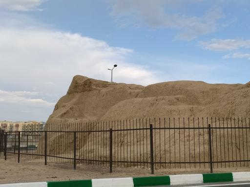 عکس تپه و قلعه باستانی پوئینک