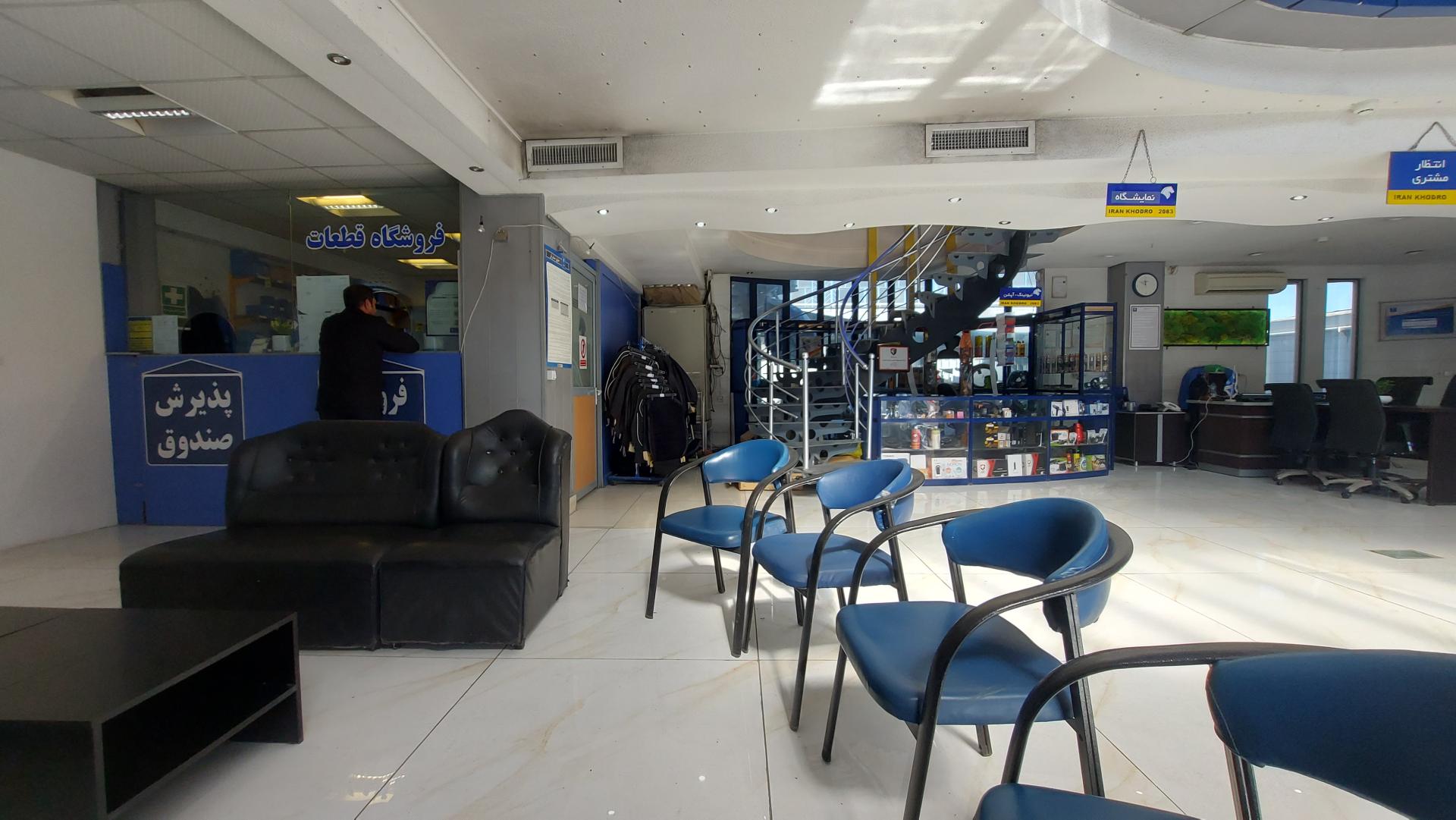 عکس نمایندگی ایرانخودرو ۲۰۸۳