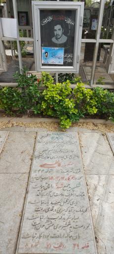 عکس مزار شهدای دبیرستان مفید