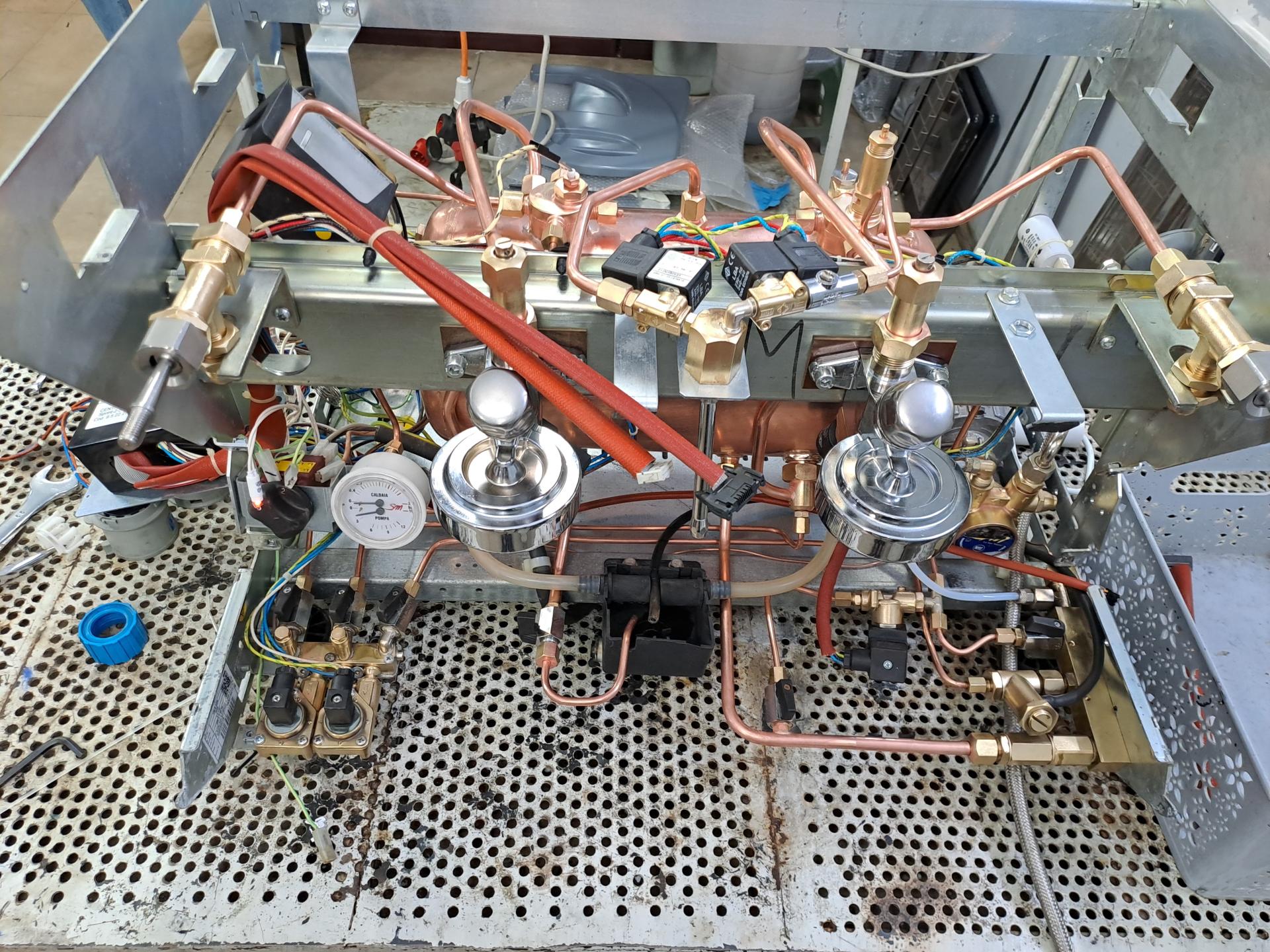 عکس تعمیرات دستگاه اسپرسوساز