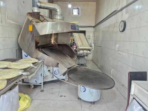 عکس نان تافتون سنتی جوان