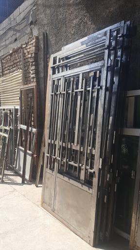 عکس خرید و فروش درب و پنجره دست دوم آهنی‌