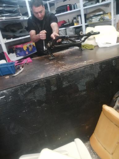 عکس تودوزی و تعمیرات صندلی مجید