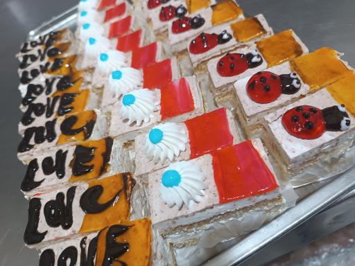 عکس شیرینی سرای بلوط 