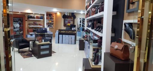 عکس فروشگاه چرم بوفالو سیاه