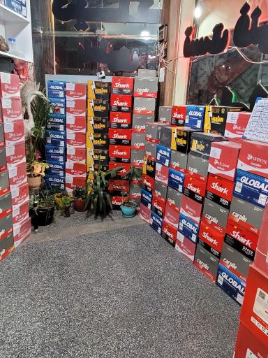 عکس کارشناس فنی و باطری آرانه