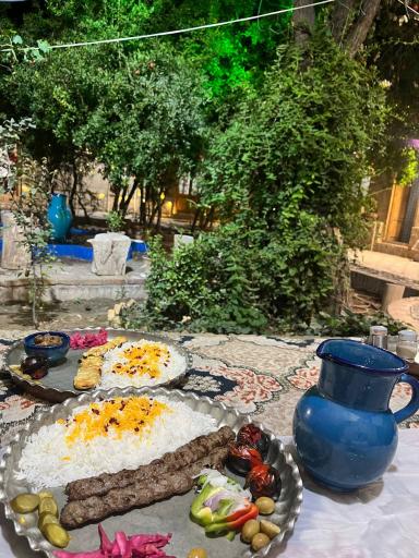 عکس باغچه سرای سنتی میلاد