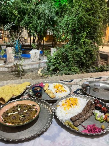 عکس باغچه سرای سنتی میلاد