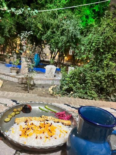 عکس باغچه سرای سنتی میلاد