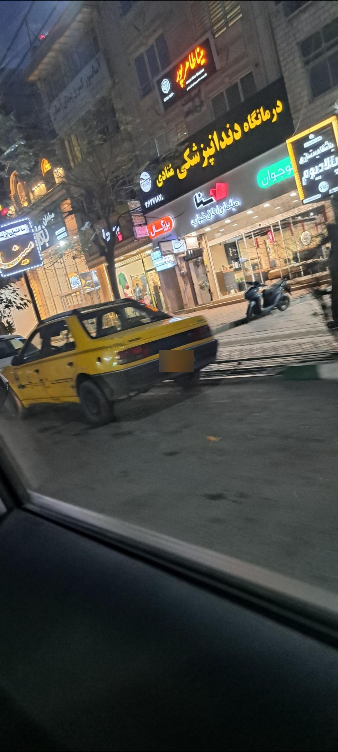 عکس ساختمان‌ پزشکان مینا