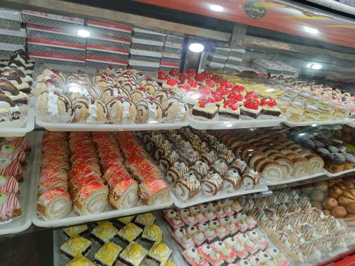 عکس شیرینی و شکلات خوشه