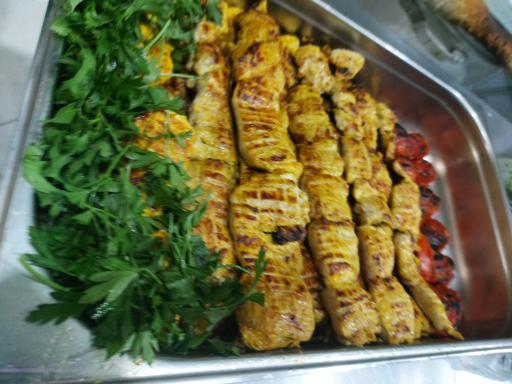 عکس رستوران بیرون بر مائده