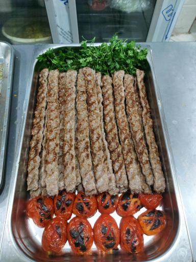 عکس رستوران بیرون بر مائده