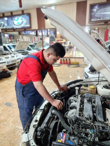 عکس کلنیک خودرو فن برتر مهندس میثم عسسی