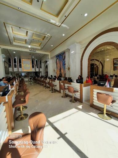 عکس مشاورین املاک کادوس