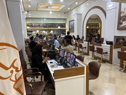 عکس مشاورین املاک کادوس