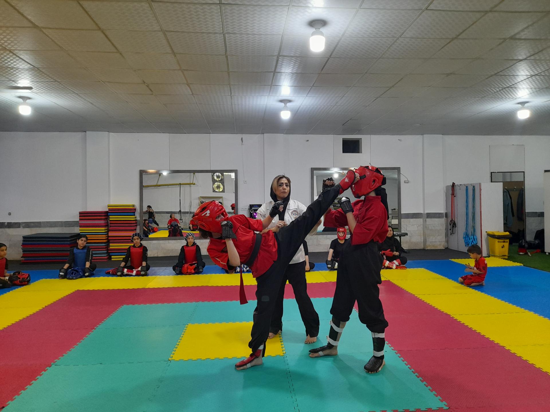 عکس باشگاه ورزشی شاهین طلایی