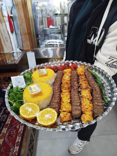 عکس تهیه غذای گل محمدی 