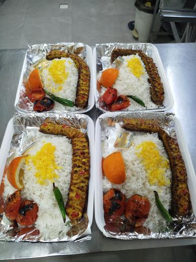 عکس تهیه غذای گل محمدی 