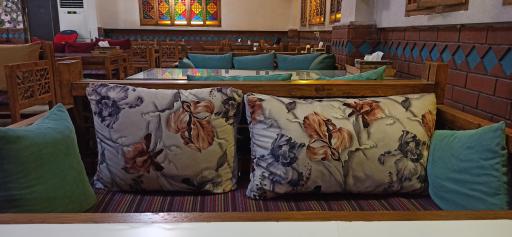 عکس سفره خانه سنتی زعفران