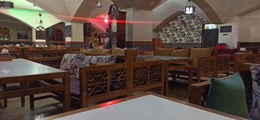 عکس سفره خانه سنتی زعفران