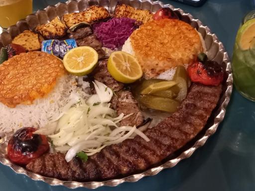 عکس سفره خانه سنتی زعفران