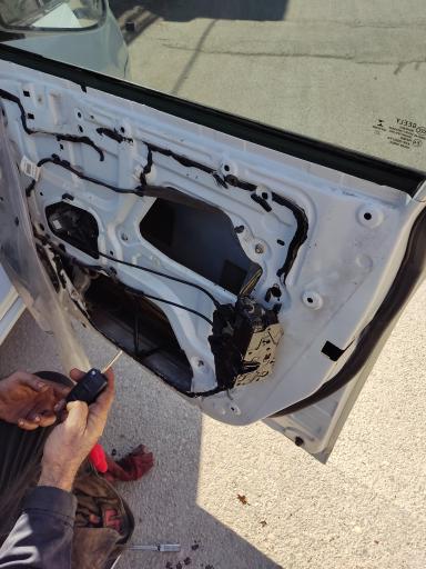 عکس تعمیر گاه قفل و شیشه بالابر خودرو