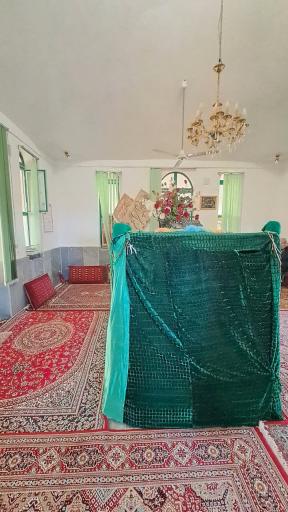 عکس بقعه سیده خانم بالا