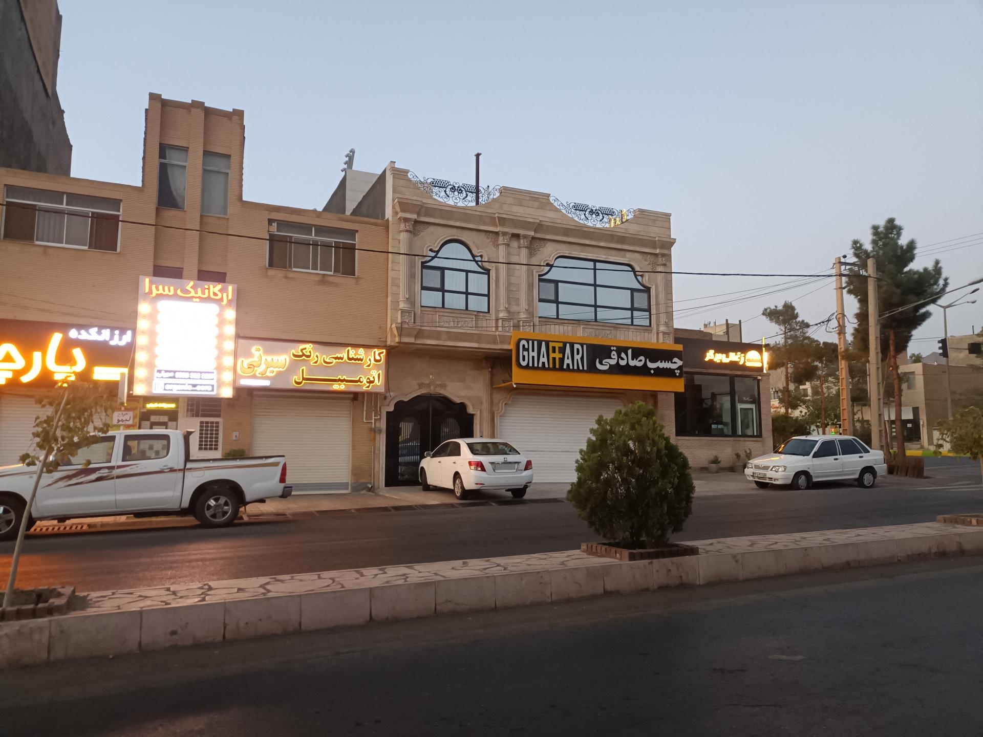 عکس چسب و رنگ صادقی