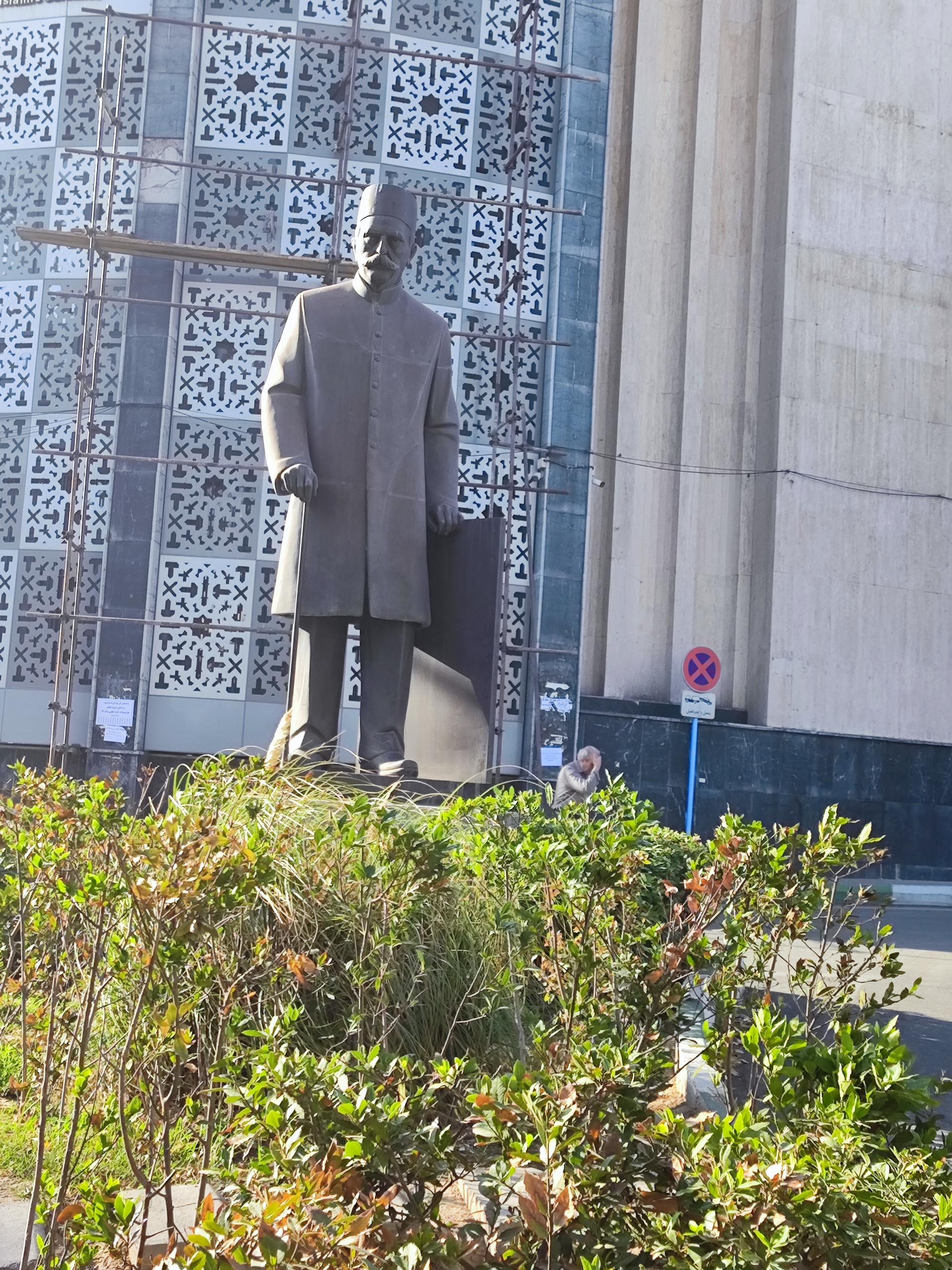 عکس مجسمه کمال الملک 