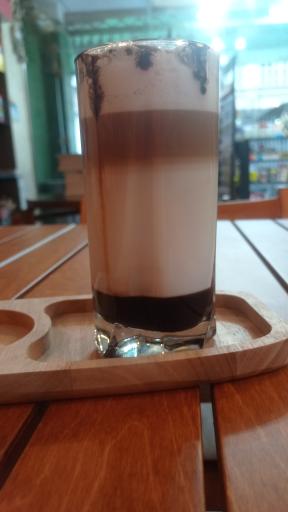 عکس کافه کتاب سیب سبز