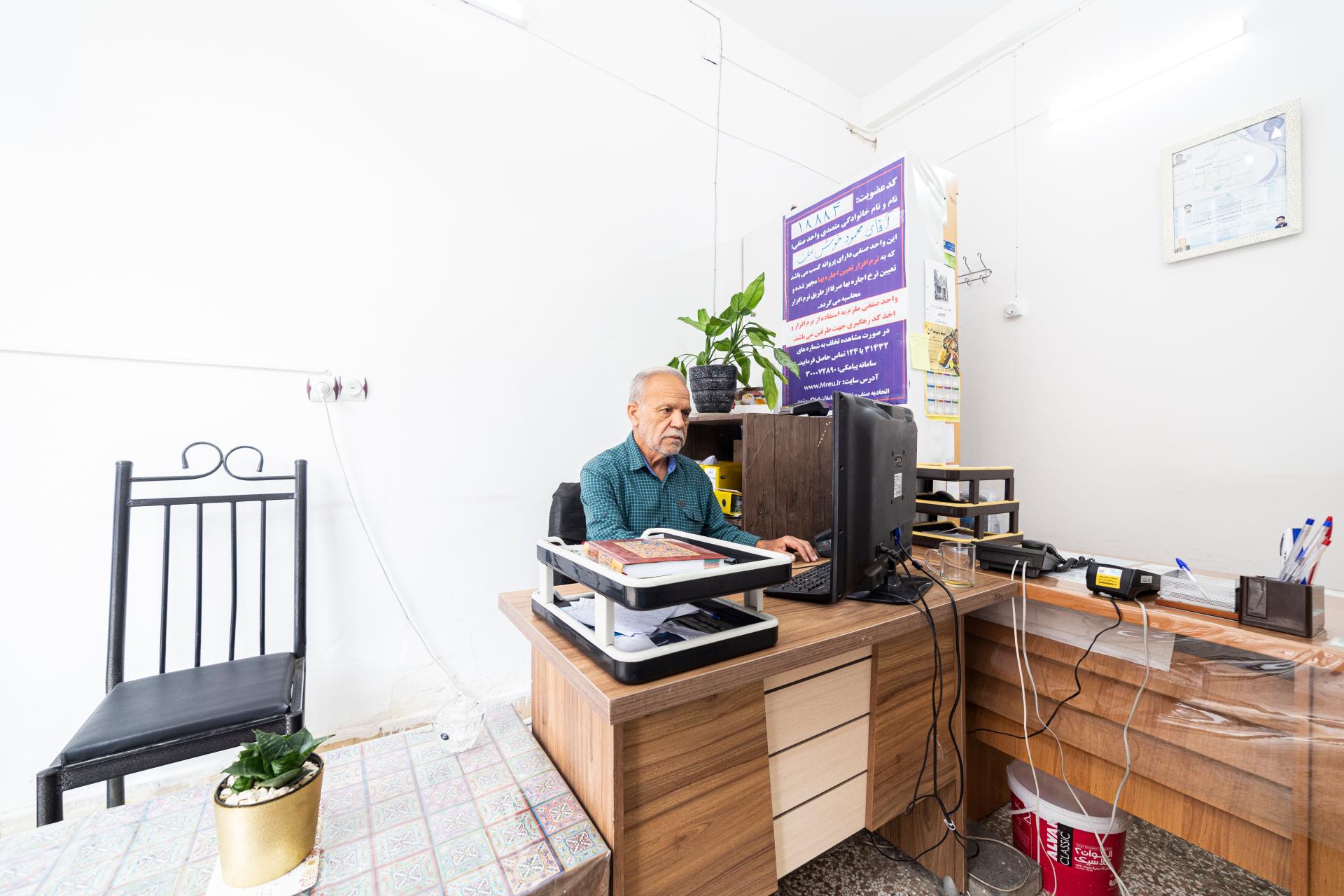 عکس مشاور املاک پدر