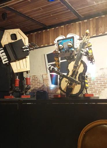 عکس رستوران رباتیک