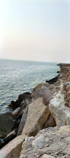 عکس ساحل صخره ای نایبند