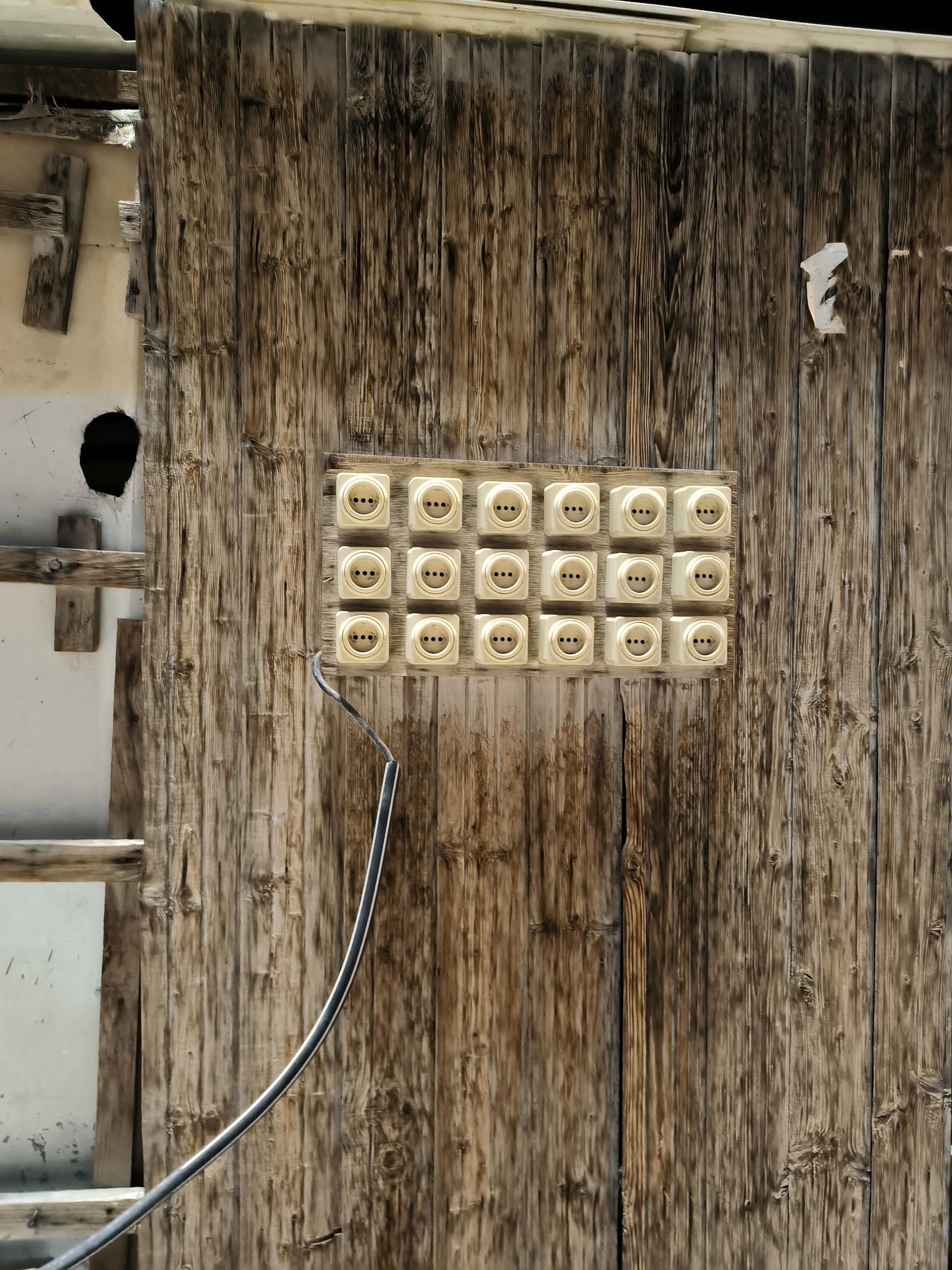 عکس ایستگاه شارژ موبایل