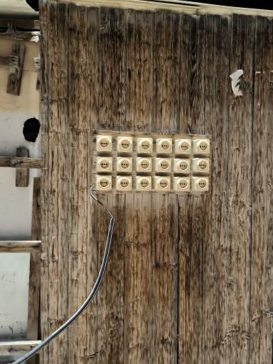 عکس ایستگاه شارژ موبایل