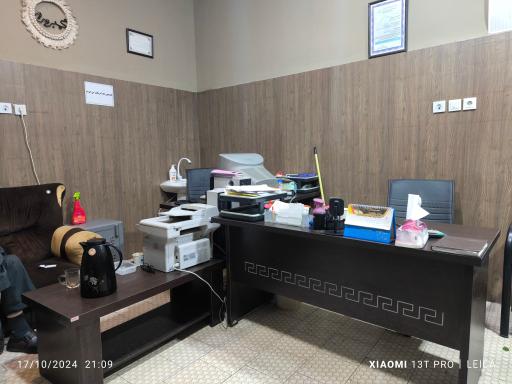 عکس مشاور املاک گمبرون