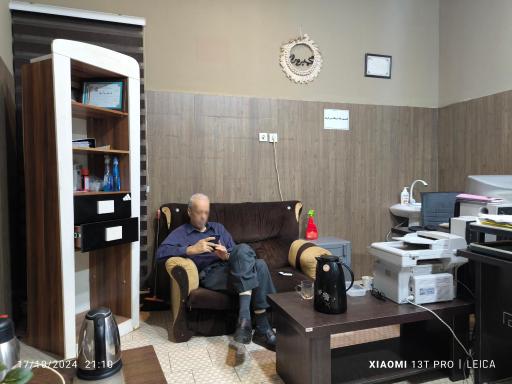 عکس مشاور املاک گمبرون